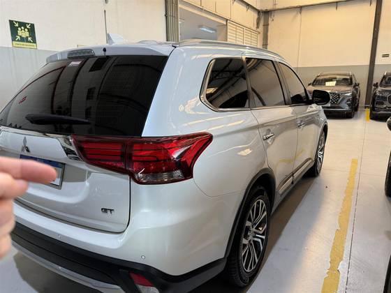 MITSUBISHI OUTLANDER 3.0 GT 4X4 V6 24V GASOLINA 4P AUTOMÁTICO MITSUBISHI OUTLANDER 3.0 GT 4X4 V6 24V GASOLINA 4P AUTOMÁTICO